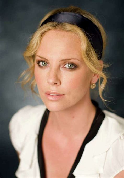 charlize theron toples|Veja fotos de Charlize Theron na Playboy de 1999